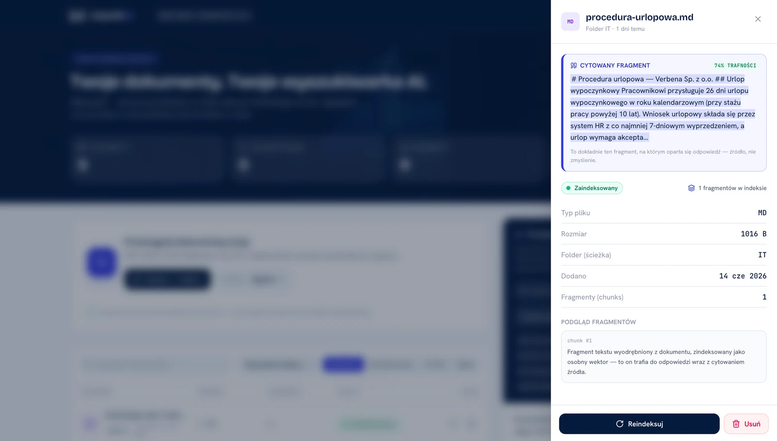 Odpowiedź asystenta AI z cytowanym fragmentem dokumentu procedura-urlopowa.md, oceną trafności 74% i adnotacją, że odpowiedź pochodzi ze źródła, a nie ze zmyślenia